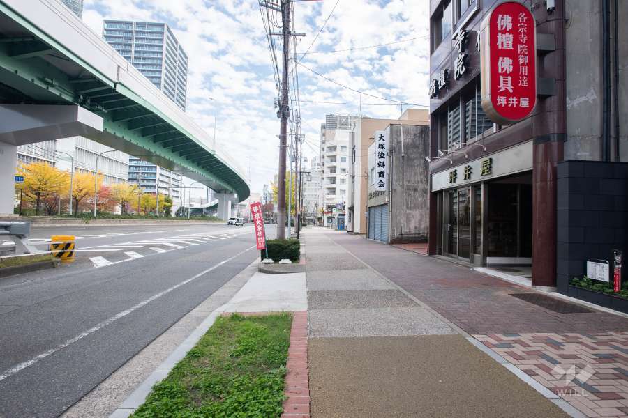 敷地北側の前面道路（西側から）