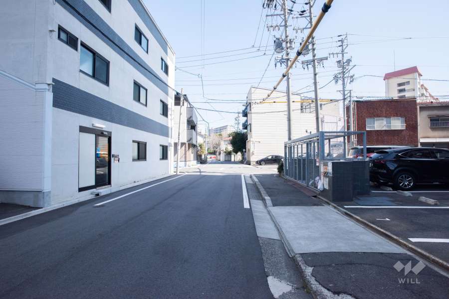 敷地南側の前面道路（東側から）