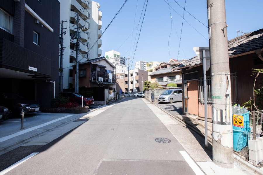 敷地東側の前面道路（南側から）