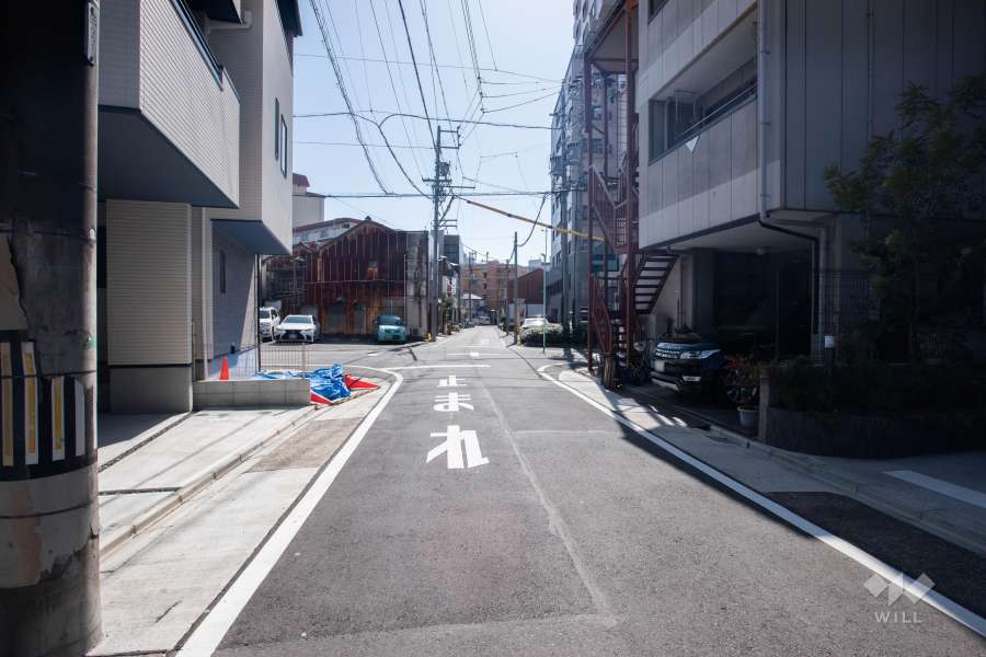 敷地東側の前面道路（北側から）