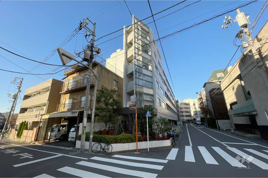 敷地南東側の前面道路（南西側から）