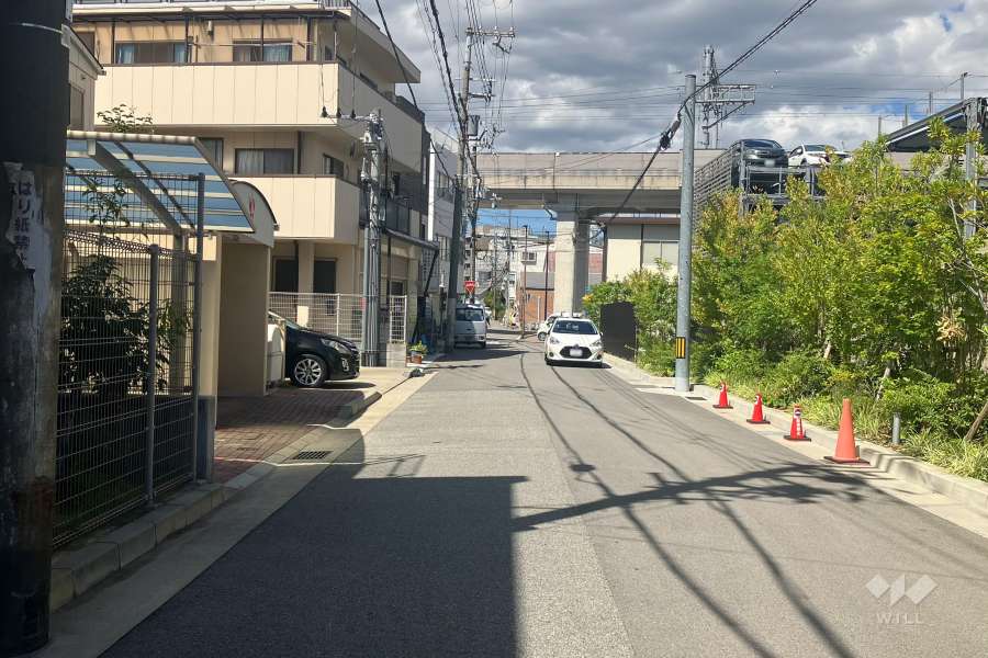 敷地西側の前面道路