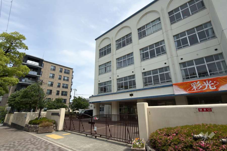 敷地の西側に隣接して『本山中学校』があります。