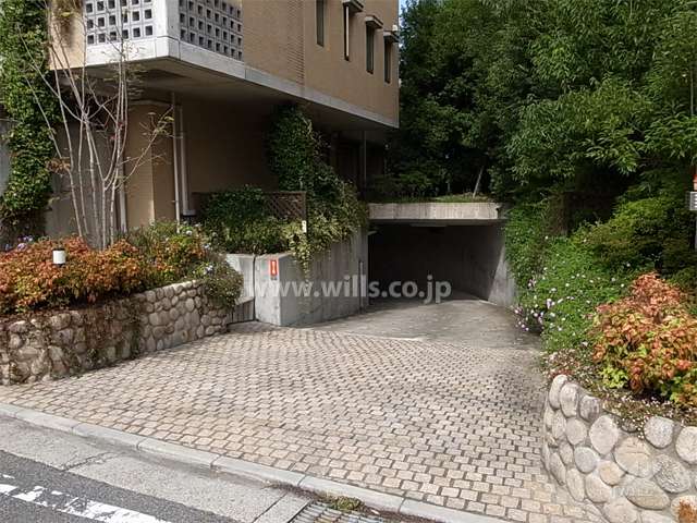 地階にある駐車場への入り口