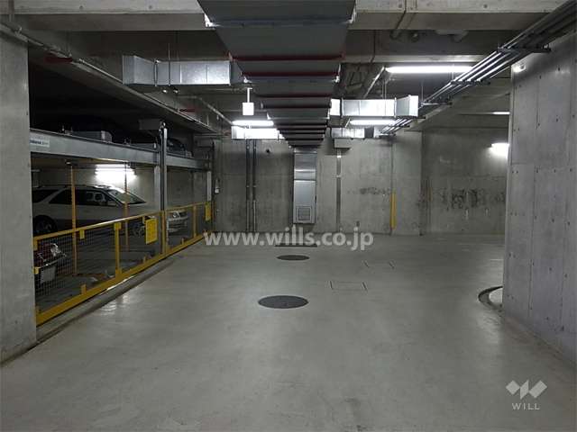 地階にある敷地内駐車場