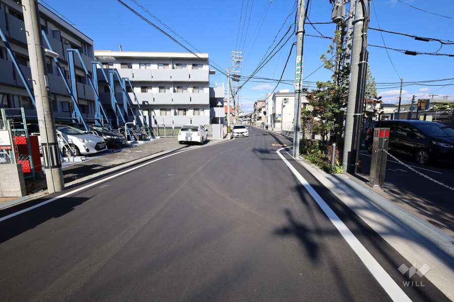 敷地西側の前面道路(南側から)