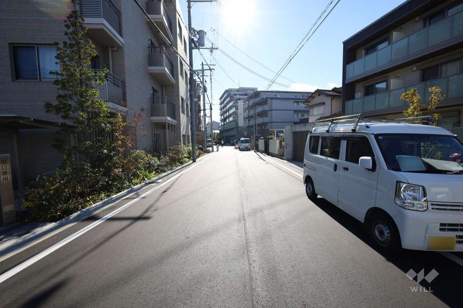 敷地西側の前面道路(北側から)