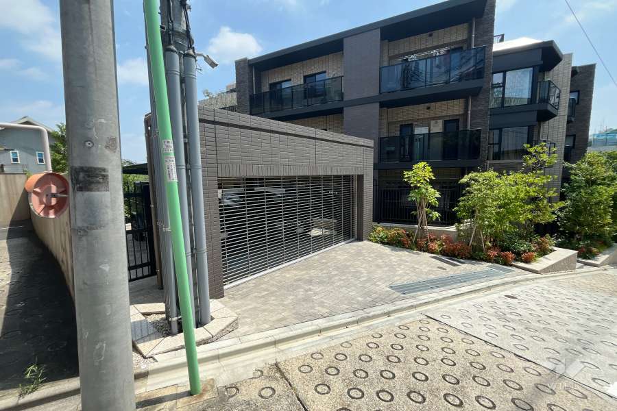 駐車場の出入口（リングシャッター付き）