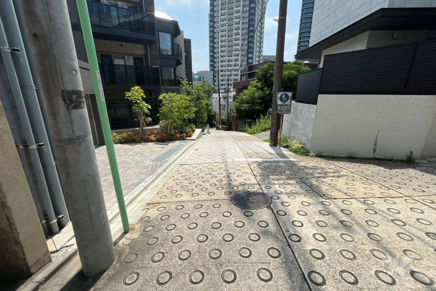 敷地西側の前面道路