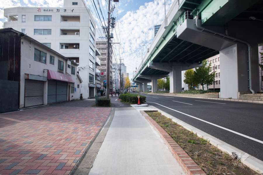 敷地北側の前面道路（東側から）