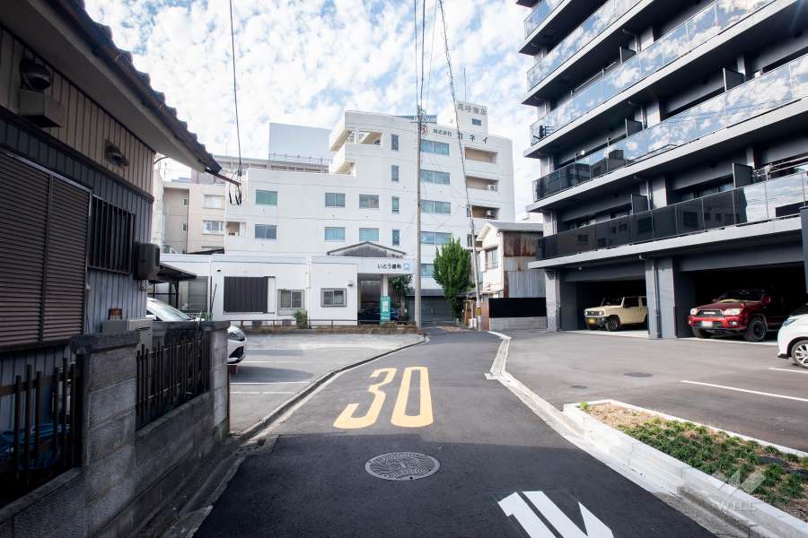 敷地南側の前面道路（東側から）