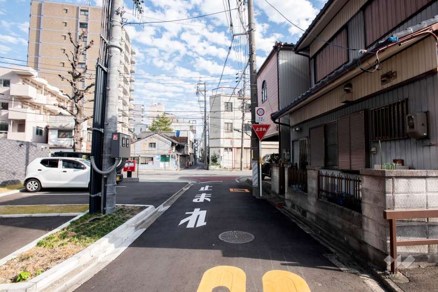 敷地南側の前面道路（西側から）