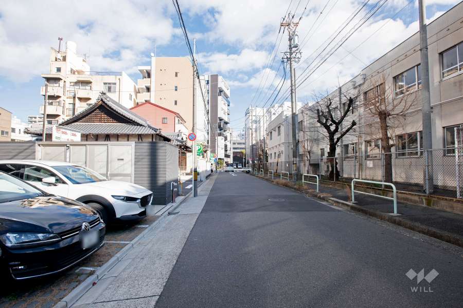 敷地南側の前面道路（西側から）