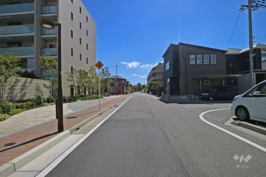 敷地西側の前面道路（北側から）
