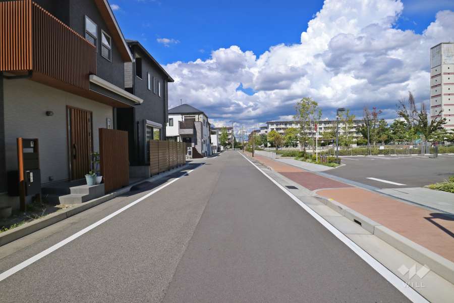 敷地西側の前面道路（南側から）