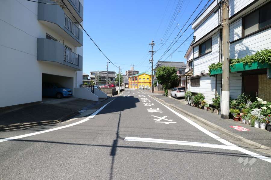 敷地東側の前面道路(南側から)