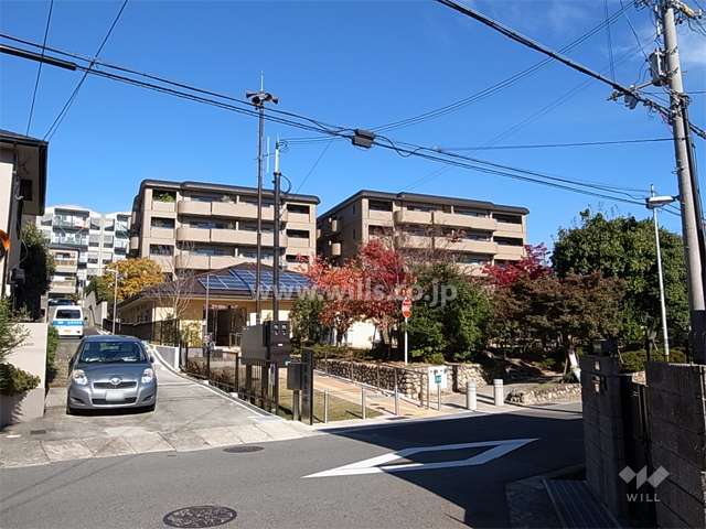 コート芦屋三条町の遠景。ゆるやかな南斜面地で、一戸建て、マンションが混在しています。