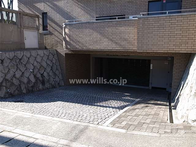 地階にある駐車場入口（リングシャッター付き）