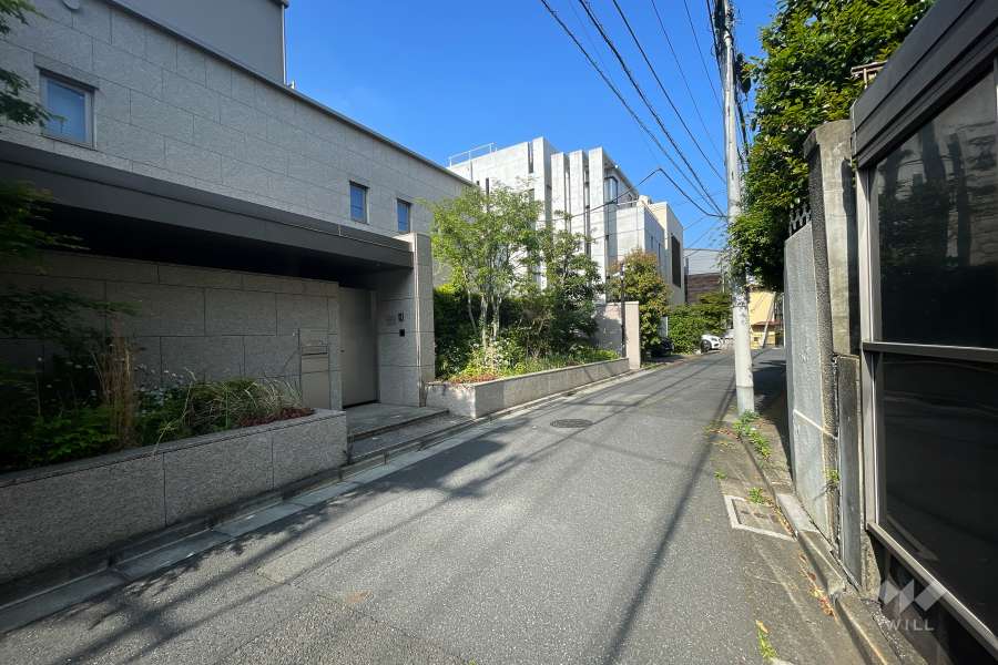 敷地南側の前面道路（東側から）