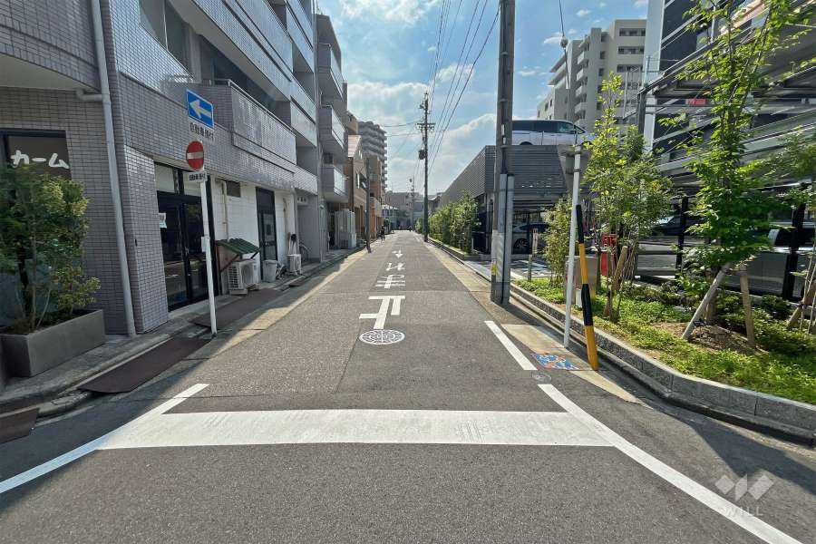 敷地北側の前面道路（西側から）