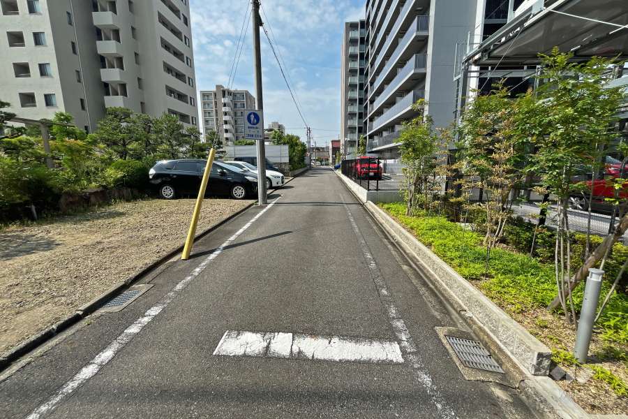 敷地東側の前面道路（北側から）