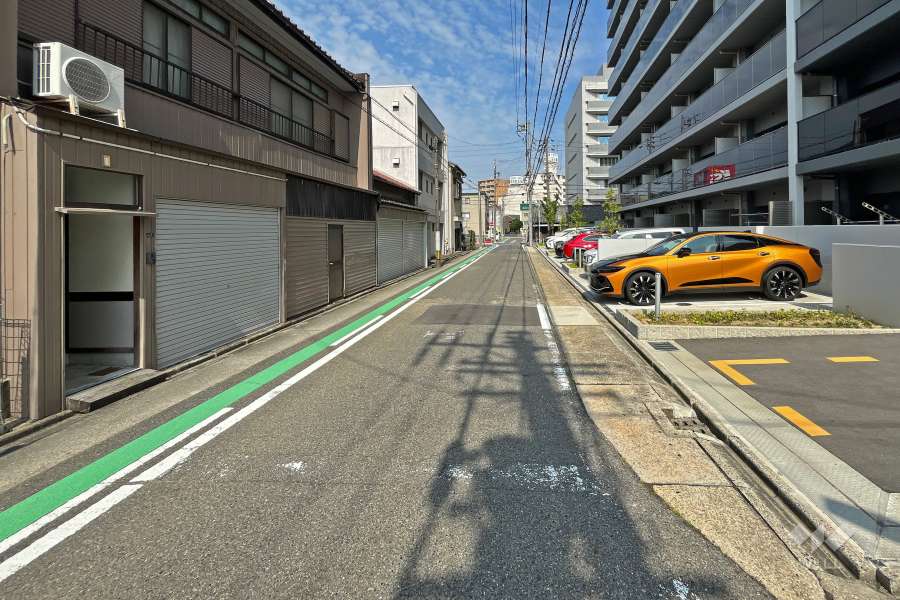敷地南側の前面道路（東側から）