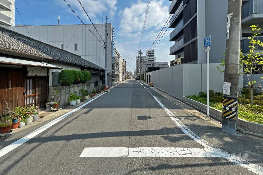 敷地西側の前面道路（南側から）