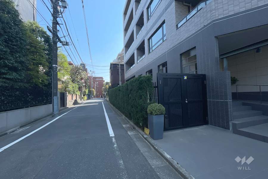 敷地北東側の前面道路(北西側から)