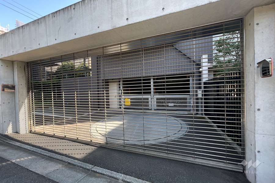 駐車場の出入り口(リングシャッター付き)・敷地内駐車場(屋外平面式、屋内機械式)