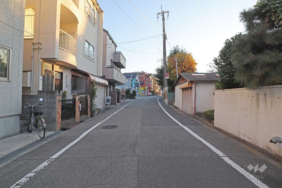 敷地西側の前面道路