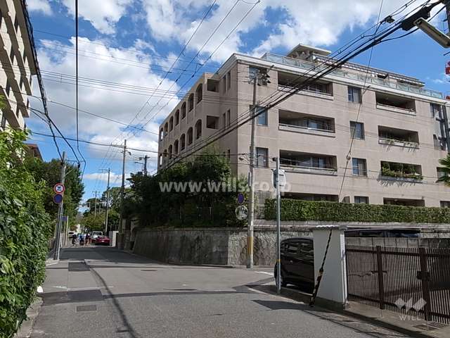 周辺は区画の整った閑静な住宅地です。