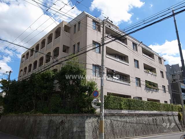 セレッソコート芦屋ガレリアの外観（北西側から）　風格のある擁壁と生垣に囲まれています。