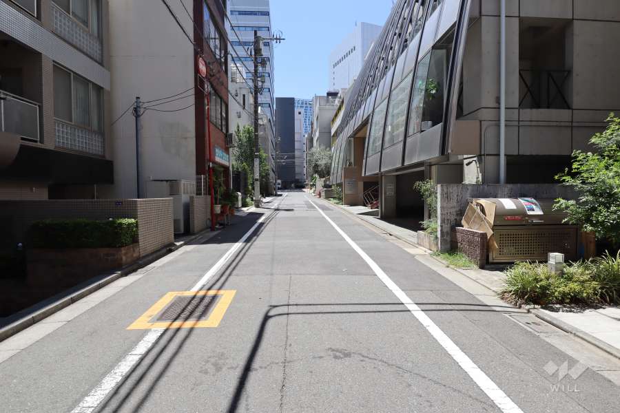 敷地北西側の前面道路（北東側から）