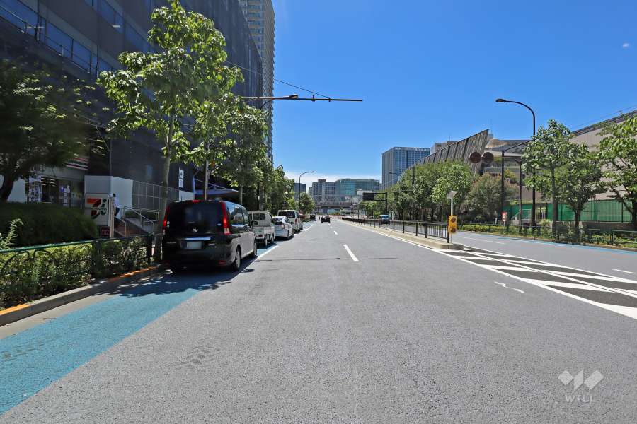 敷地西側の前面道路は都道316号線です(南側から)。