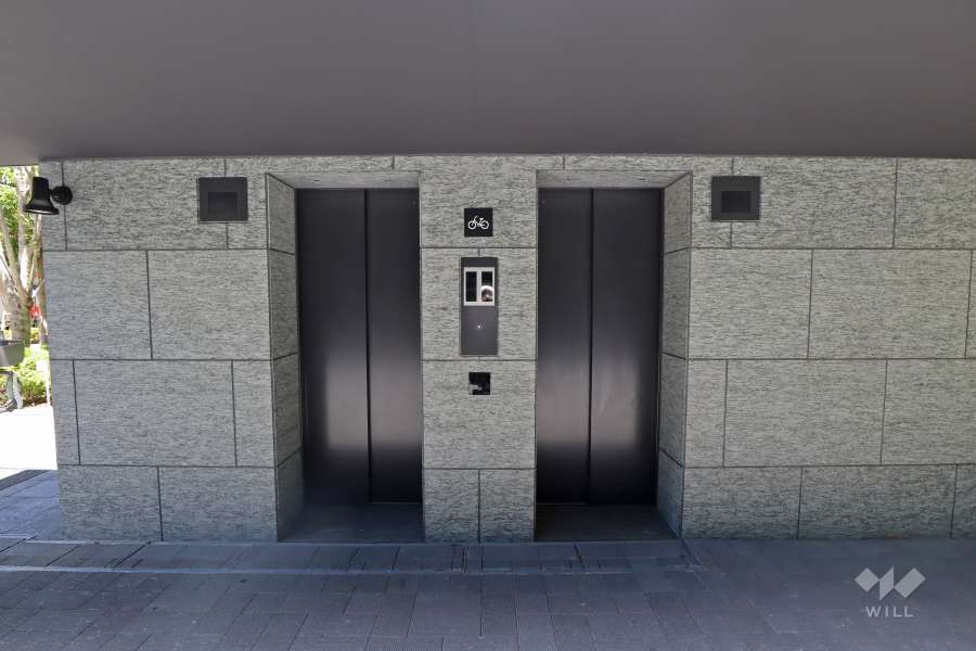 屋内に設けられた駐輪場の入り口