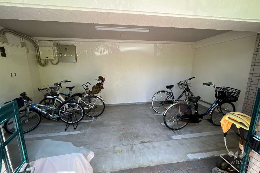 屋内に設けられた駐輪場