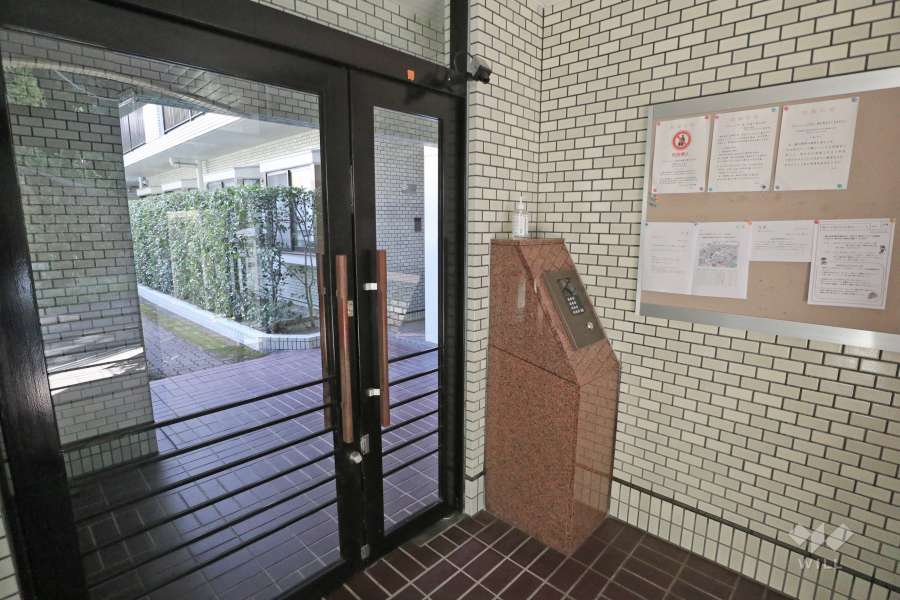 エントランスはオートロック付きです。
