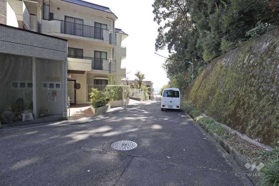 敷地西側の前面道路