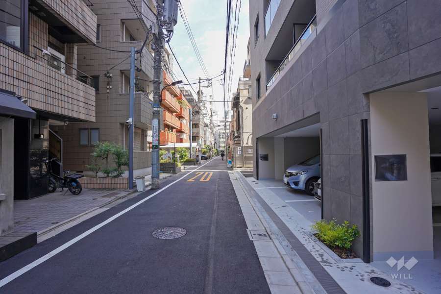 敷地西側の前面道路（南側から）