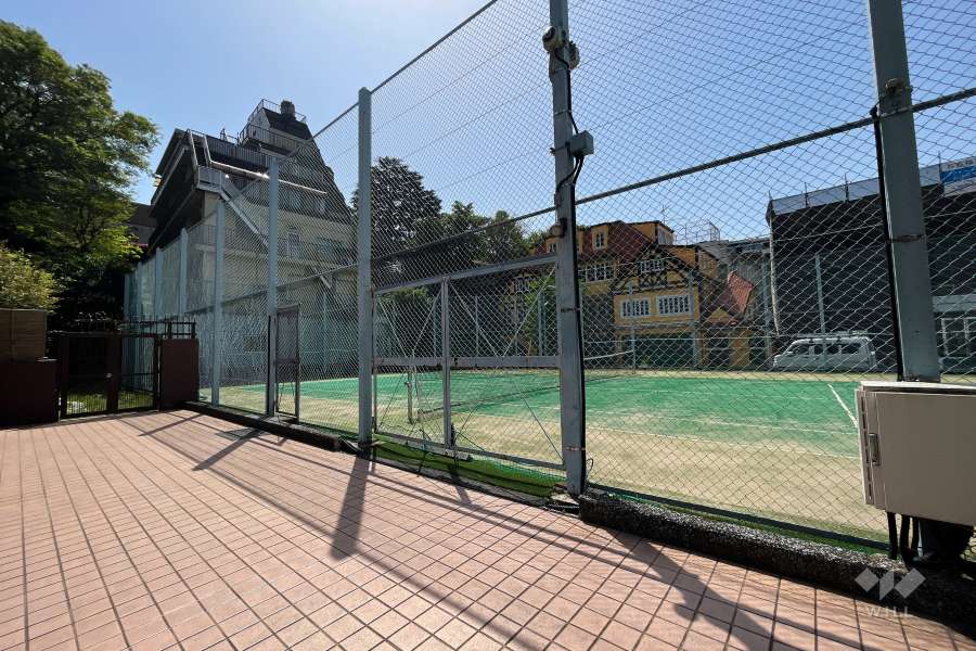 敷地内にはテニスコートがあります。