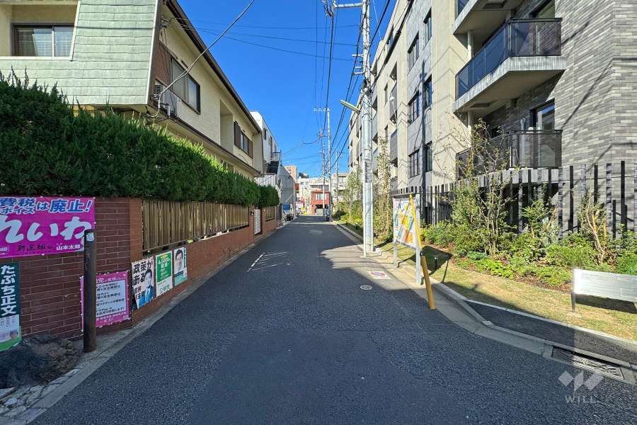敷地南側の前面道路（東側から）
