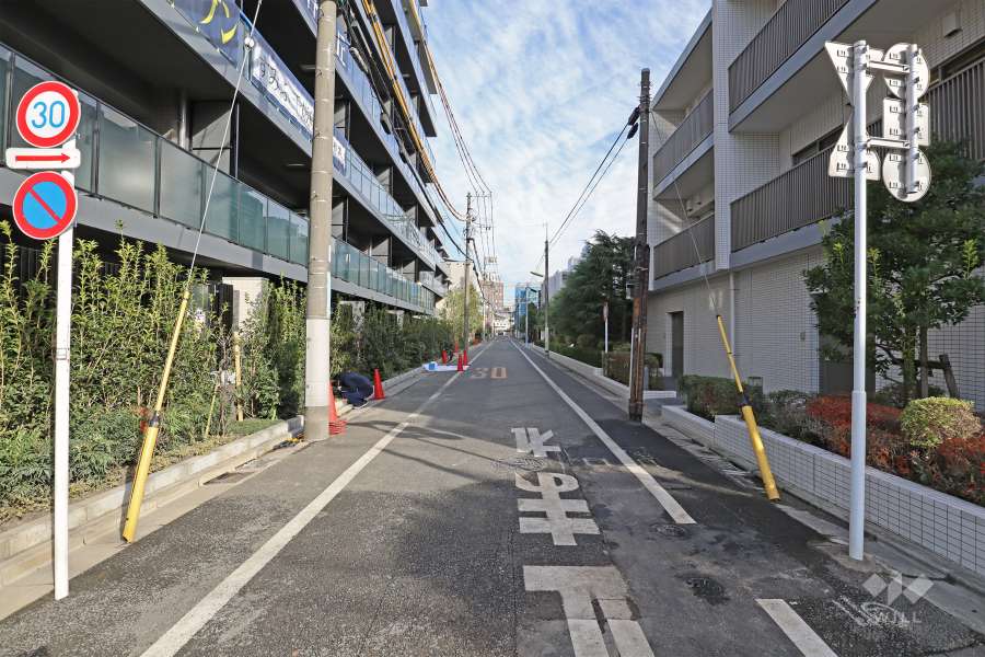 敷地南東側の前面道路（南西側から）