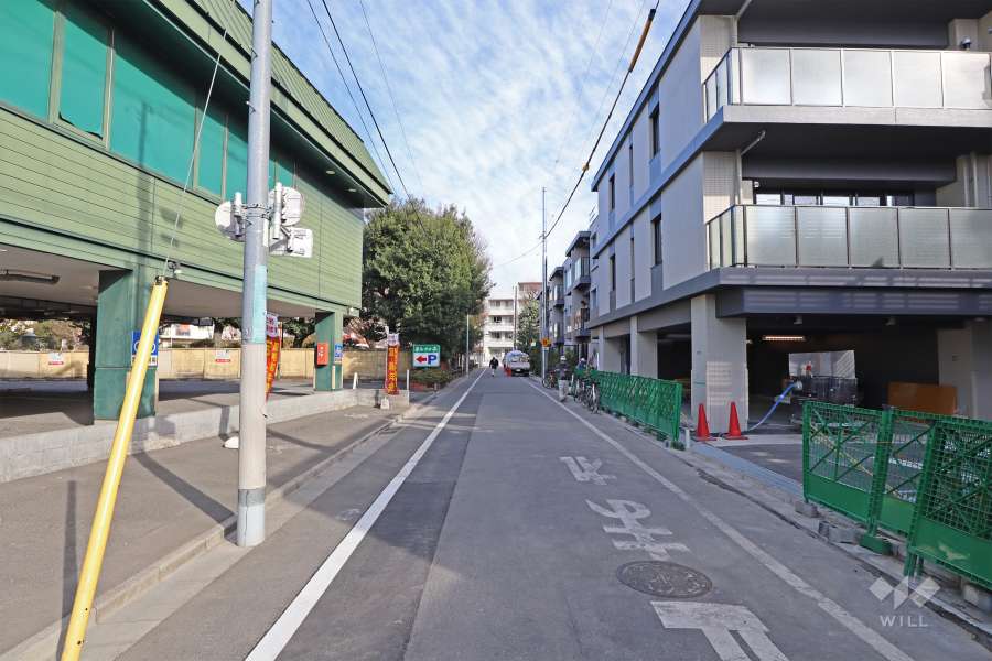 敷地北西側の前面道路（南西側から）