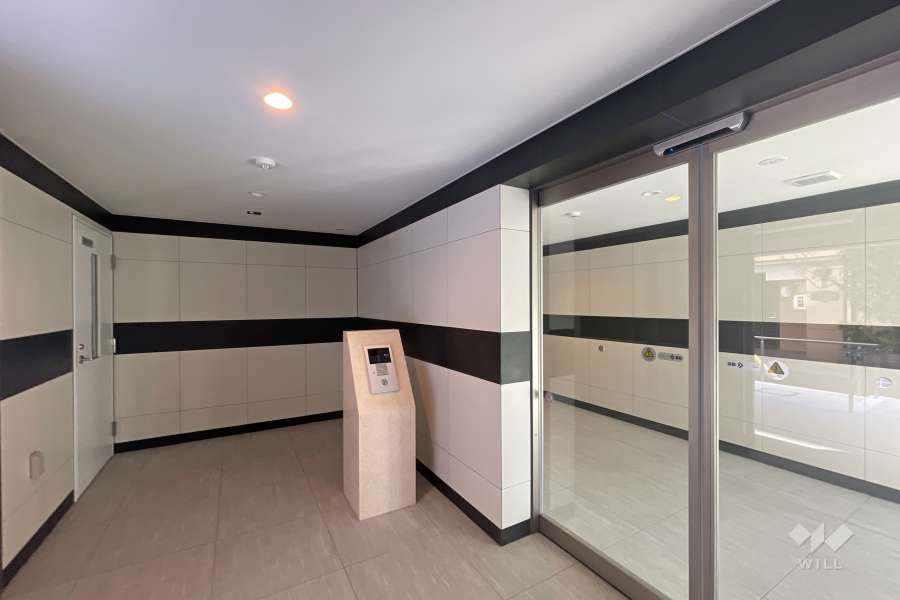 エントランスはオートロック付きです。