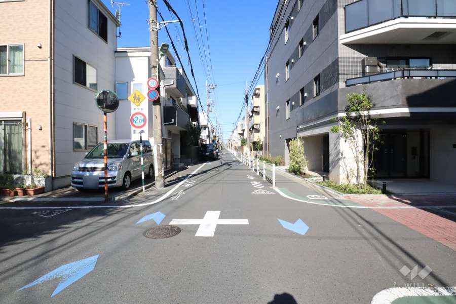 敷地南西側の前面道路(南東側から)