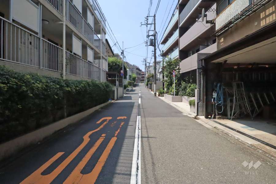 敷地南側の前面道路（東側から）