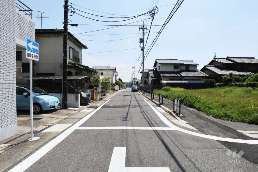 敷地西側の前面道路（北側から）