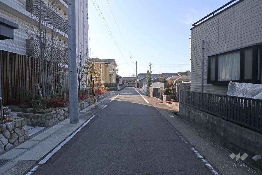 敷地西側の前面道路