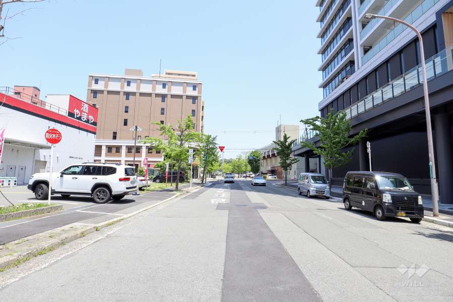 敷地北側の前面道路（西側から）