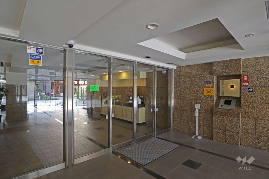 エントランスはオートロック付きです。